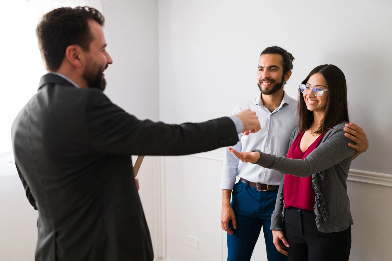 L'agence immobilière gère le versement de loyer au propriétaire en tant que mandataire.